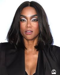 Just found out who did this wickedness to Tyra. This makeup only worked in  a warmly lit studio with a retoucher