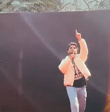 ऊपर देख।