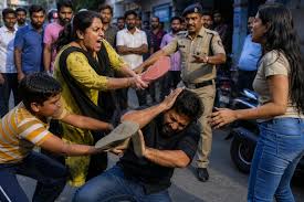 Wife Beat Husband with Slipper बदलता - दूसरी महिला के साथ कमरे में था पति, पत्नी ने चप्पलों से पीटा घसीटते  हुए सड़क तक लाई और तमाशा...see more | Facebook
