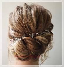 Tacli Ensede Topuz Modeli Unique Wedding Hairstyles Wedding Hairstyles Updo Messy Wedding Hairstyles Updo