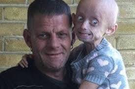 Il détourne l'argent récolté pour réaliser le rêve de sa fille malade