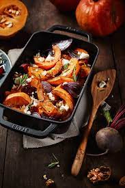 Kurbis Aus Dem Ofen Ein Leckeres Rezept Fur Kalte Herbsttage Mit Kurbis Rote Bete Feta Kase Und Walnussen Rezept Kurbi Rezepte Kurbis Ofen Essensrezepte
