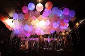 Mit unseren exklusiven luftballongrüßen landen sie garantiert einen volltreffer! Leuchtende Led Ballons In Verschiedenen Bunten Farben Sind Eine Aussergewohnliche Und Stimmungsvolle Idee Fur Eine V Hochzeit Deko Ideen Fur Die Hochzeit Idee