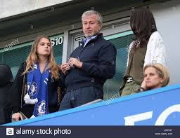 The chelsea owner, roman abramovich, has written to his players promising to direct funding to efforts to stamp out discrimination. Chelsea Besitzer Roman Abramovich Mit Seiner Tochter Sofia Abramovich Links Auf Der Tribune Stockfotografie Alamy