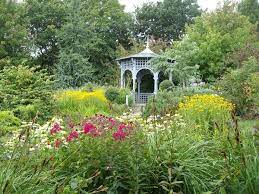deambulation dans ce jardin ornemental avec une vue imprenable sur la vallee du steir un jardin a l anglaise p idee amenagement jardin jardins jardin anglais
