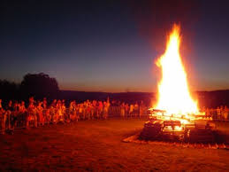 Avant de réaliser des travaux, nous vous conseillons de consulter le plan local d'urbanisme de la commune : Feu De La Saint Jean