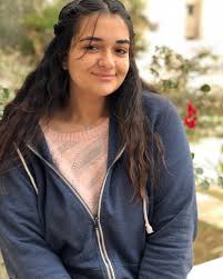 من قبل لم أخن زوجي في حياتي, ولم تروادني حتى تلك الفترة حتى حدث شيئان غيرا ذلك, الأول منهما هو إشتراكي معكم بهذا أما الشيء الثاني هو فضولي, أنا إنسانة فضولية بطبعي, وحدثت مشاكل بين إبن أختي وزوجته قبل فترة جعلتني أحاول فهم أسبابها, ولما إستخبرت عن. Ø§Ø¨Ù†Ø© Ø§Ø­Ù…Ø¯ Ø²Ø§Ù‡Ø± ØªØ¹ÙˆØ¯ Ù„Ù„ØªÙ…Ø«ÙŠÙ„ Ø´Ø§Ù‡Ø¯ÙˆØ§ ÙƒÙŠÙ ØªØºÙŠØ±Øª Ù…Ù„Ø§Ù…Ø­Ù‡Ø§ Ù…Ø¬Ù„Ø© Ø§Ù„Ø¬Ù…ÙŠÙ„Ø©