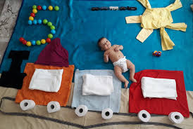 5 aylik bebek konsepti trenle yolculuk yihhuuu 5 aylik bebek bebek ay bebek fotografi cekimleri