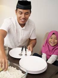 Manfaat budaya makan bersama keluarga kedua, kegiatan makan yang dilakukan pada tempat dan waktu tertentu akan membentuk pola makan yang baik dan memperkenalkan anak pada suatu. 8 Manfaat Yang Didapat Keluarga Jika Sering Makan Bersama Di Rumah Kumparan Com