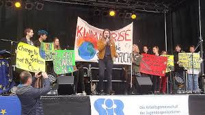 Gehen würde oder wird, ersetzt eigentlich die berufsschulen, die es bei uns gibt, aber Klimakiller Ddr