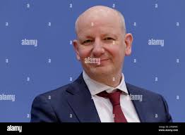 Oliver decker hi-res stock photography and images