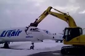 Conducteur d engins de chantier tombereau quot. Video Non L Employe D Un Aeroport N A Pas Detruit Un Avion A La Pelleteuse