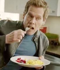 Kevin Bacon promueve comer huevo