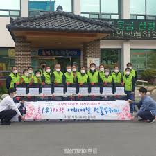 어느덧 어버이날 따로 선물을 준비하는 것보다 현금 조공을 바치는 것이 익숙한 나이가 되었다. Vskugitect Hum