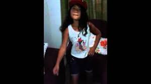 A jovem estava brincando, quando percebeu que a fritadeira elétrica da casa estava pegando fogo e correu para. Menina Dancando Fank Mp3 Mp4 Flv Webm M4a Hd Video Indir