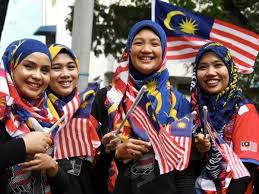 Setiap tahun, pada 31 ogos, negara kita menyambut ulang tahun hari kebangsaan. Tudung Merdeka Trend Raikan Sambutan Hari Kebangsaan