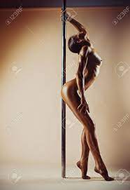 若いセクシーなヌードの女性の壁の背景にポールダンス温かみのある色調。の写真素材・画像素材 Image 87552105