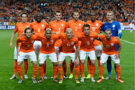 Nederlands voetbalelftal) est constituée d'une sélection des meilleurs joueurs néerlandais sous l'égide de la fédération royale néerlandaise de football (knvb). Coupe Du Monde 2014 Les Pays Bas Renient Leurs Principes