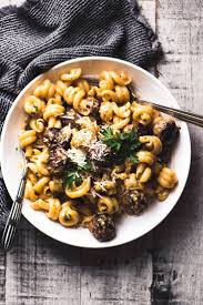 Jamie Oliver S Easy Sausage Carbonara Is My Latest 5 Ingredient 30 Minute Meal Obsession This Quick And Carbonara Recipe Pasta Dinners Weeknight Dinner Pasta