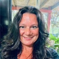 Kim Crouch's Instagram, Twitter & Facebook