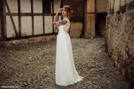 Ausgefallenes extravagantes brautkleid mit schleppe. Brautkleid Bara Elementar I Moderne Brautkleider