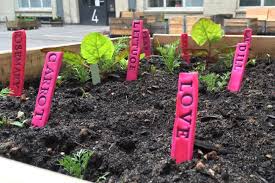 Der Fruhling Ist Da Und Wir Wollen Farbe In Unsere Garten Bringen Mit Diesem Fimo Diy Quickie Hier Bekommt Ihr Die Anl Pflanzenschilder Gemusebeet Krauterbeet