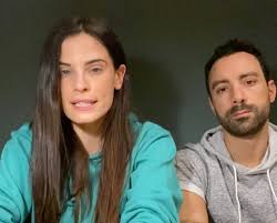 Η βόλτα στο κολωνάκι με λευκό στενό φόρεμα! Xristina Mpompa Pws Kollhse Koronaio H Paroysiastria In Gr