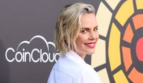 Charlize theron pulled back the curtain on life with her two daughters, jackson and august , on tuesday, august 3 when she posted a clip of the trio on instagram. Ozasjefpydwmgm