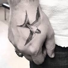 Bird Tattoo On Hand For Boys Bird Hand Tattoo Tatoeage Ideeen Tatoeage Vogel Zwaluw Tatoeage