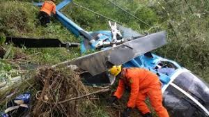 Saat ini, yusri bilang, kapolres, dandim, dan petugas perusahaan dari sekolah latih pesawat tersebut masih di tkp untuk melakukan evakuasi bangkai helikopter tersebut. Kumpulan Berita Helikopter Jatuh Sebelum Jatuh Helikopter Robinson R44 Berputar 3 Kali Di Atas Danau Buperta Depok