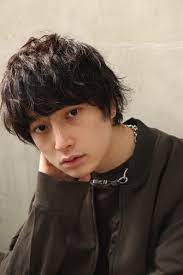 注目俳優 磯村勇斗 おしゃれ雰囲気漂う 磯村ヘアで髪型もイケメンに bangs バングス メンズ ヘアスタイル メンズパーマ ツイストパーマ