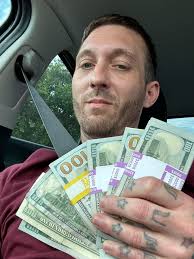 hello everyone my name is Justin i am single and look for someone to date i  live in Savage Minnesota. I enjoy playing pool,writing and friends. I am  seeking someone who can