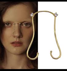 Who the hell at Larian designed this and thought it would be practical?  I've never worn anything so uncomfortable in my life 😂 But to be honest I  like it better on