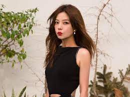 Zhao wei, also known as vicky zhao or vicki zhao, is a chinese actress, businesswoman, film director, producer and pop singer. Z0hxluqwc26ilm
