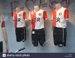 Mit ihrem derzeitigen status) keine preise sehen. Replica Trikots Von Feyenoord Rotterdam Fc Auf Dem Display Im Schaufenster Rotterdam Niederlande Stockfotografie Alamy