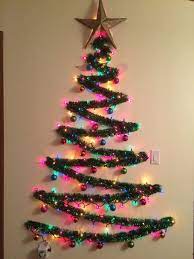 Vuoi Un Albero Di Natale Alternativo Semplice E Particolare Ecco Qualche Idea Facil Creative Christmas Trees Office Christmas Decorations Wall Christmas Tree
