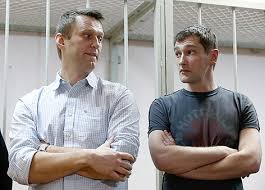 Oleg nawalny erhielt eine freiheitsstrafe von dreieinhalb jahren, sein bruder alexej eine ebensolange bewährungsstrafe. Kreml Kritiker Nawalny Verurteilt News Orf At