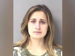 Voormalig Miss Kentucky (29) krijgt twee jaar cel na sturen toplessfoto's  naar 15-jarige leerling