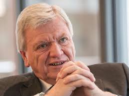 Hessens ministerpräsident volker bouffier rechtfertigt die pläne nun. Volker Bouffier Krank Hessens Cdu Ministerprasident Hat Hautkrebs Politik
