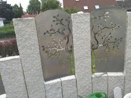 Cortenstahl Sichtschutz Zwischen Granit Stehlen Vor Dem Rosten Sichtschutz Terasse Sichtschutz Cortenstahl