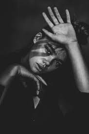 Sera Que Entendes Os Recados Da Vida Portrait Photography Women Light And Shadow Photography Creative Portrait Photography