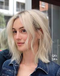 Leighton Meester Platinum Blonde Hair Color And Messy Waves Hair Style With Short Haircut Pla Short Blonde Hair Short Hair Styles Blonde Highlights Short Hair