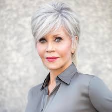 Armati di libro oppure l… Capelli Grigi Corti O Lunghi Da Donna Over 50 I Tagli Amica