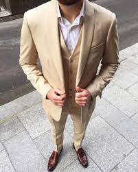 Pour L Ete Le Costume Beige Vaut Tous Les Meilleurs Costumes Bleu Et Gris Costume Surmesure Homme Bei Costume Beige Costume Beige Homme Tenue Mariage Homme