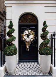 From christmas decorations and baubles to wreaths and tinsel, the amara christmas shop welcomes you home. Celebrating Christmas And The Festive Season In Luxury Neill Strain Floral Couture London