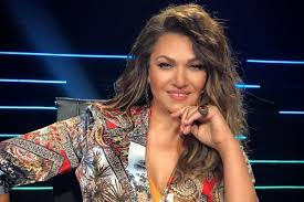 Ηταν το ελλάδα, χώρα του φωτόςμε την καίτη γαρμπή, συμμετοχή της χώρας μας στην πρώτος δίσκος ήταν η μικρή πατρίδα (μάιος 1996) με μουσική γιώργου ανδρέου, στίχους του καρασούλου. H Kaith Garmph Aytotrolaretai Gia To Keno Sta Dontia Ths Kai S Opoion Aresei Ypoklish Sth 8eothta