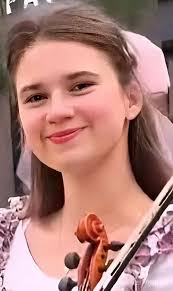 Elegant beauty 🥰🎶🎻💗