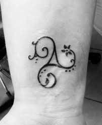 However, people tend to add other symbols to their tattoo or the triskele might be one part of a bigger piece that could include other symbols from the cultures the triskele has impacted. Triskel Tattoovorlagen24 Com Tattoovorlagen24 Com