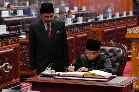 Kelayakan menjadi ahli dewan negara ? Rais Tegur Senator Hilang Di Dewan Negara Malaysianow