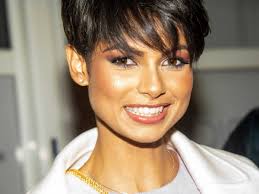 Ève gilles à couper le souffle : elle pose dans une combinaison moulante en  vinyle et talons vertigineux